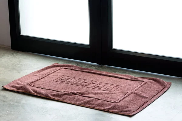 Tapis de porte de nettoyage rouge sur le sol — Photo