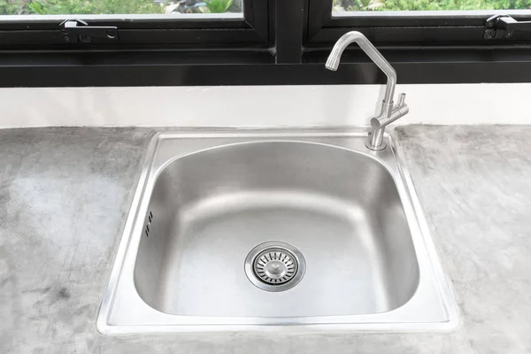 Pia de cozinha de aço inoxidável e faucet.Kitchen Sink vista superior Imagem De Stock