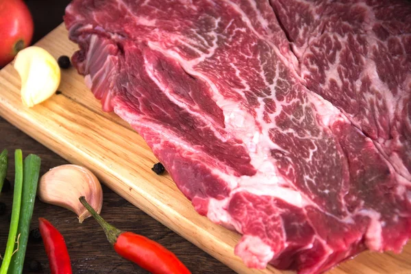 Rauwe Chuck rundvlees steak voor grill. Top uitzicht versierd met greens an — Stockfoto