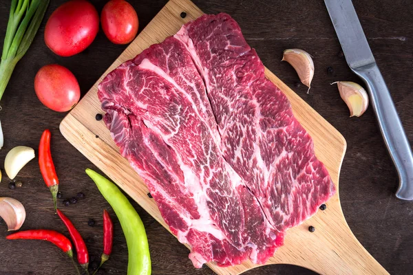 Bife de carne Chuck cru para grill.top vista decorada com verdes e — Fotografia de Stock