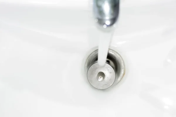 Water flowing down on sink — Stock Photo, Image