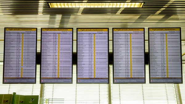 Amsterdam Schiphol Temmuz 2014 Schiphol Havaalanı Kapısında Havaalanı Bilgi Panoları — Stok fotoğraf