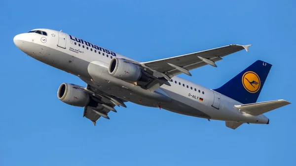 Amsterdam Schiphol Февраля 2016 Года Взлет Самолета Lufthansa Airlines Airbus — стоковое фото