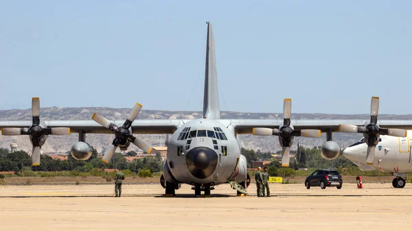サラゴサ空軍基地に駐機場にベルギーの空軍 130 ヘラクレス輸送の飛行機をスペインのサラゴサでは 2016 可能性があります — ストック写真