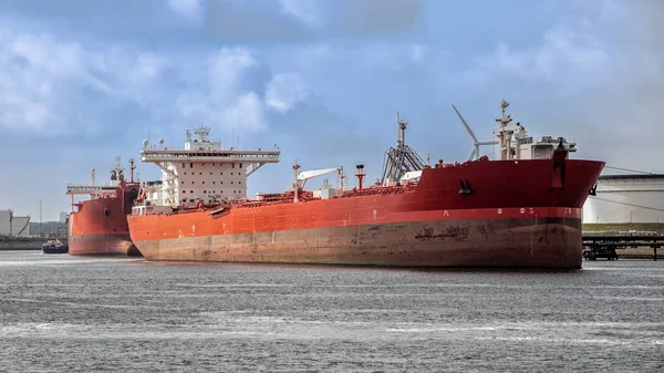 Červená Ropný Tanker Kotvící Ropnému Terminálu Přístavu Rotterdamu — Stock fotografie