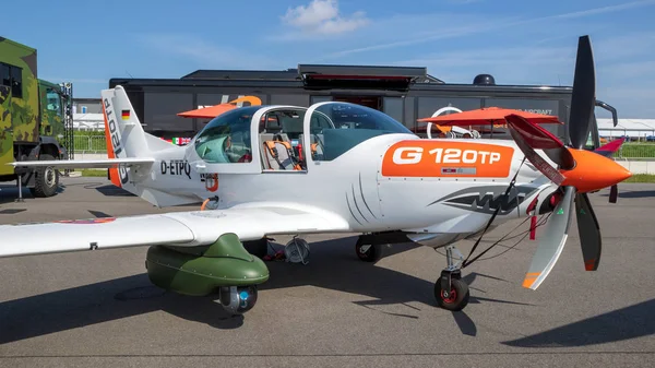 Berlín Alemania Abr 2018 Grob 120Tp Trainer Aircraft Exhibición Berlin —  Fotos de Stock