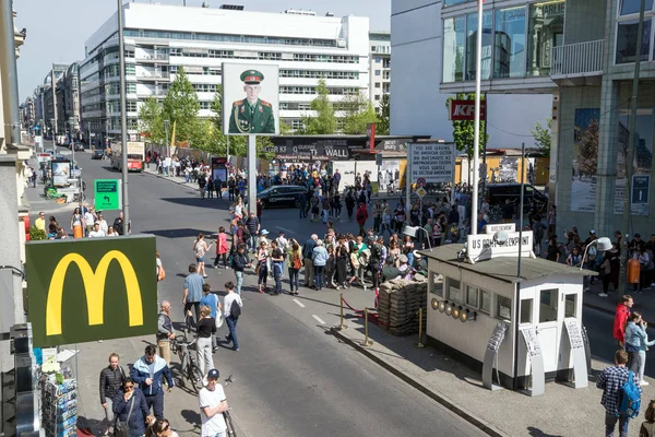 Berlin Germany Apr 2018 Tourists Former Allied Checkpoint Charlie Nowadays — Stock Photo, Image