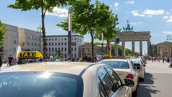 Берлин Германия Апреля 2018 Года Ряд Такси Ждет Возле Немецкой — стоковое фото
