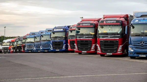 Highway Alemania Abril 2018 Fila Camiones Carga Estacionamiento Nocturno Largo — Foto de Stock