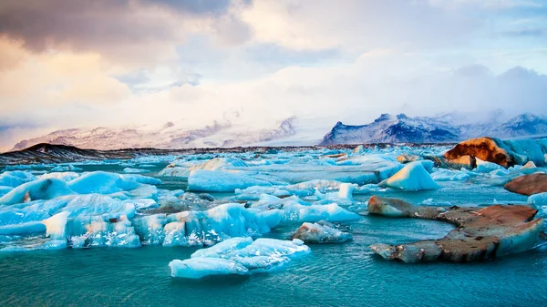 Айсберги Дрейфующие Море Зимой Джоколсарлоне Йокулсарлон Исландия — стоковое фото