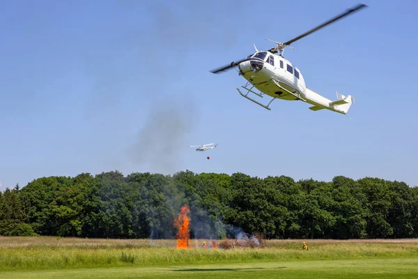 Vrtulníky Letu Během Letecké Hašení Požárů Demonstrace — Stock fotografie