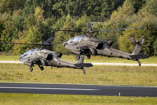 埃因霍温 2017年10月27日 两架美国陆军波音 64D 阿帕奇攻击直升机离开霍温空军基地 — 图库照片