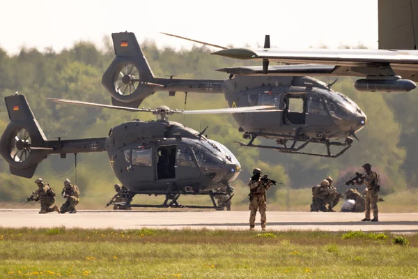 德国柏林 2018年4月27日 德国军用空中客车 H145M 米直升机和特种部队在柏林伊拉航空展上进行军事示威 — 图库照片