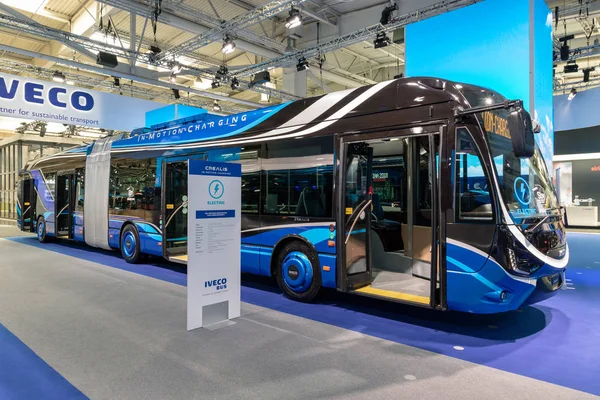 Hannover Alemanha 2018 Iveco Crealis Elétrico Carregamento Movimento Ônibus Urbano — Fotografia de Stock