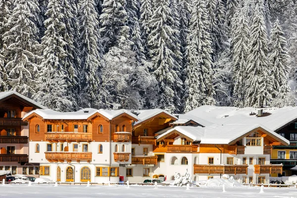 Zasněžené Hotely Poblíž Lyžařské Sjezdovky Evropských Alpách Flachau Rakousko — Stock fotografie