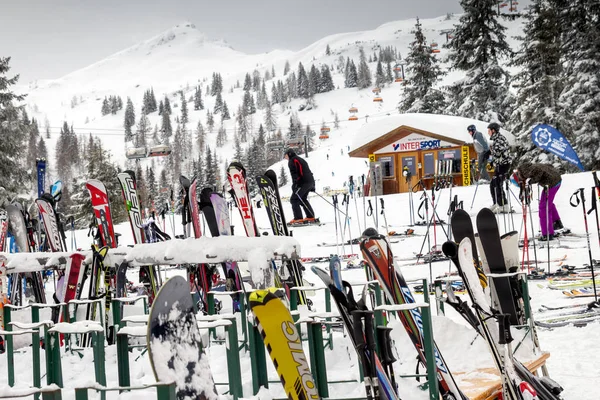 奥地利弗拉豪 2012年1月7日 在奥地利阿尔卑斯山滑雪胜地弗拉豪镇的滑雪道上 这些滑雪道是欧洲最大的滑雪阿玛达网络的一部分 — 图库照片