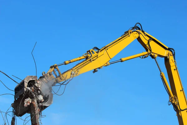 Large Demolition Crane Claw Dismantling Building — Stock Photo, Image