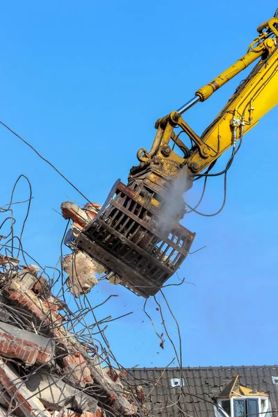 Grote Sloopkraan Klauw Demontage Van Een Gebouw — Stockfoto