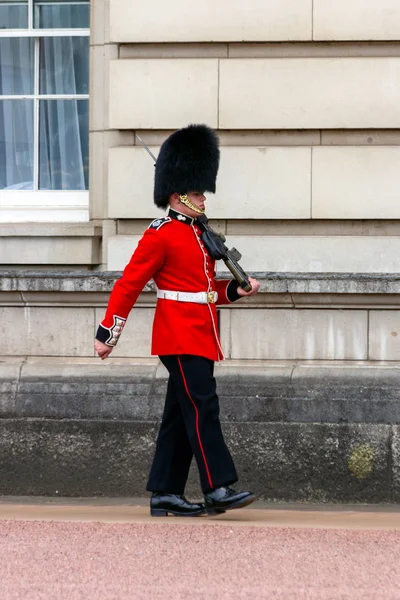 Londra Temmuz 2015 Queens Guard Londra Bölgesinde Buckingham Sarayı Önünde — Stok fotoğraf