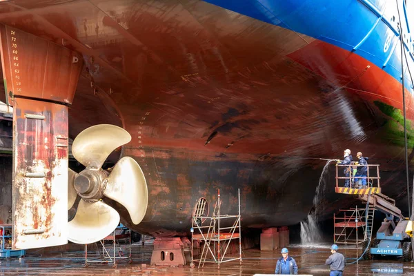 Rotterdam Nederland Sep 2015 Dokwerkers Het Werk Een Schip Romp — Stockfoto