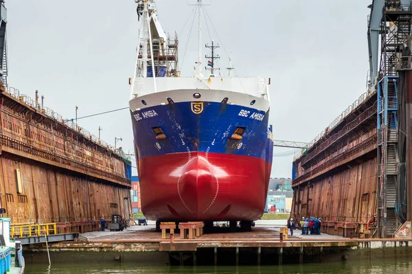 Rotterdão Países Baixos Sep 2015 Trabalhadores Portuários Trabalho Casco Navio — Fotografia de Stock