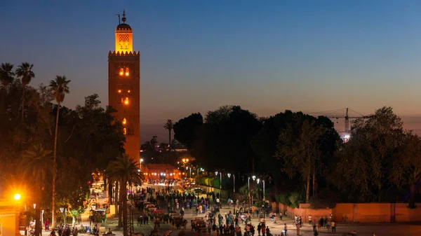 Zachód Słońca Widok Meczet Kutubijja Placu Jamaâ Fna Ludźmi Marrakesz — Zdjęcie stockowe