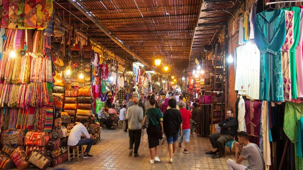 Marrakesh Morocco Apr 2016 Tourists Local People Walking Shopping Souks — Stock Photo, Image