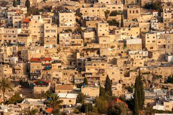 東エルサレムの住宅街の丘の上の家に古いエルサレムの城壁からの眺め — ストック写真