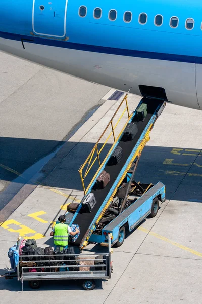 Havaalanı Bagaj Taşıyıcı Bir Konveyör Kayışı Uçak Bagaj Yerleştirme — Stok fotoğraf