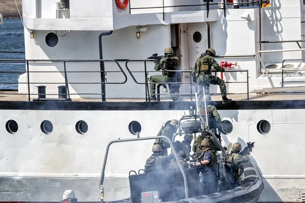 Fuzileiros Entrando Navio Durante Demônio Pirataria — Fotografia de Stock