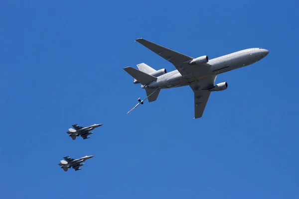 Askeri Tanker Uçak Iki Savaş Uçağı Uçak Yakıt Ikmali Hava — Stok fotoğraf