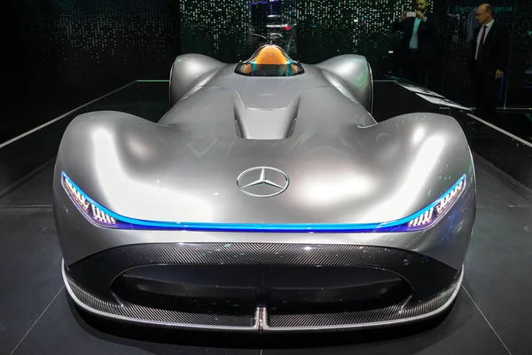 2018 メルセデス ベンツ コンセプト シルバー矢印電気インテリジェンス車パリモーター ショーで展示 — ストック写真