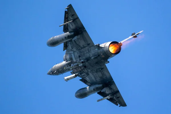 Bewaffneter Kampfjet Flug — Stockfoto