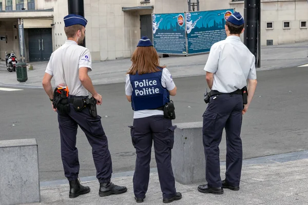 比利时布鲁塞尔 2014年7月30日 三名比利时佛兰芒警察在布鲁塞尔中央车站附近守候 — 图库照片