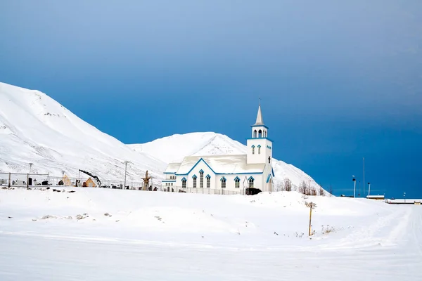 Petite Église Blanche Entourée Neige Islande Pendant Hiver — Photo