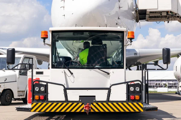 Avião Passageiros Prestes Ser Rebocado Por Veículo Tractor Aeroporto Asfalto — Fotografia de Stock