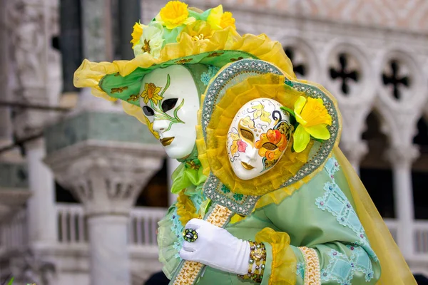 Kostýmovaných Žena Poblíž Náměstí Piazza San Marco Benátky Karneval — Stock fotografie