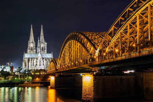 德国莱茵河上科隆大教堂和铁路桥的河岸景观 — 图库照片