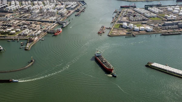 Petrol Tankerleri Bir Petrol Depolama Silo Terminal Limanda Palamarla Havadan — Stok fotoğraf