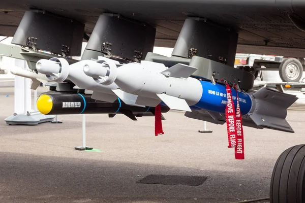 ブルジェ 2015 パリ航空ショーで披露した軍の飛行機の翼の下のポッドを武器各種 — ストック写真