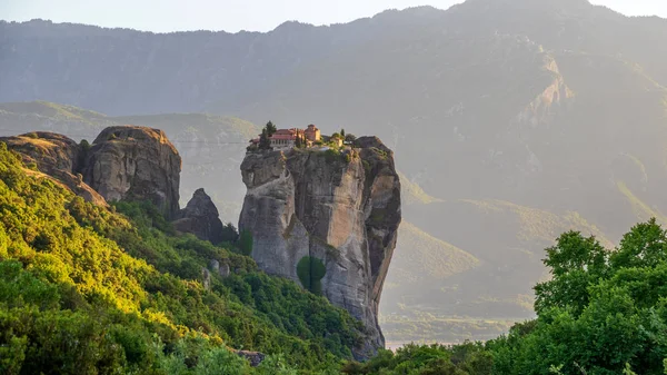 Meteora Yatay Monolitik Bir Ayağı Üzerinde Manastır Pindos Dağları Yunanistan — Stok fotoğraf