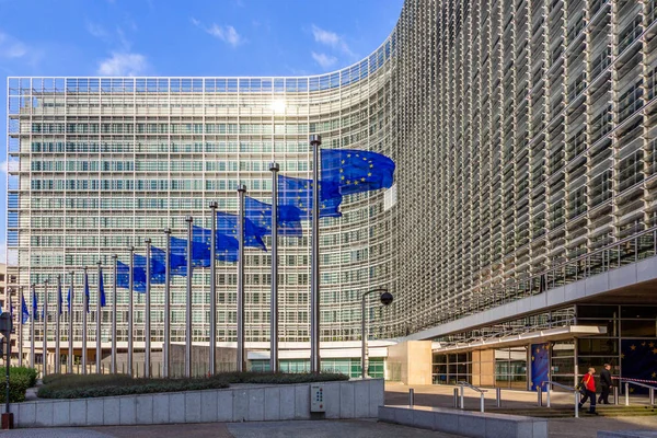 Fila Banderas Frente Edificio Comisión Unión Europea Bruselas — Foto de Stock