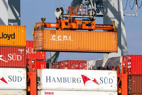 Rotterdão Mar 2016 Operador Guindastes Que Descarrega Contentor Marítimo Navio — Fotografia de Stock