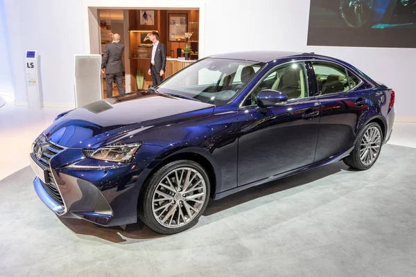 Lexus ist Luxus-Hybrid-Sportlimousine — Stockfoto