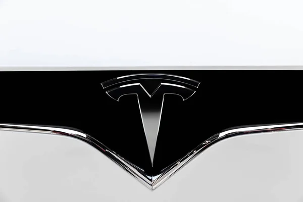 Samochód Tesla Model X logo — Zdjęcie stockowe