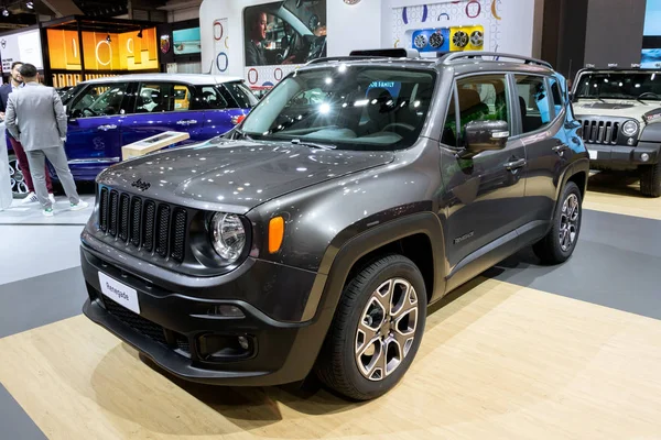 BRUSELAS - 10 ENE 2018: Jeep Renegade compact crossover car sho — Foto de Stock