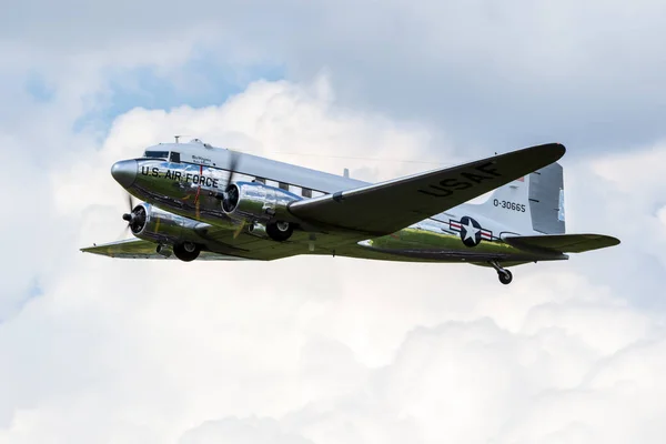 Douglas DC-3 Dakota transport plane warbird — Stock Photo, Image