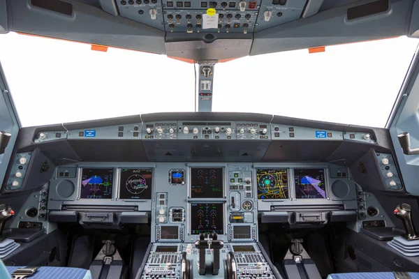 Cockpit Airbus A330neo avião de passageiros — Fotografia de Stock