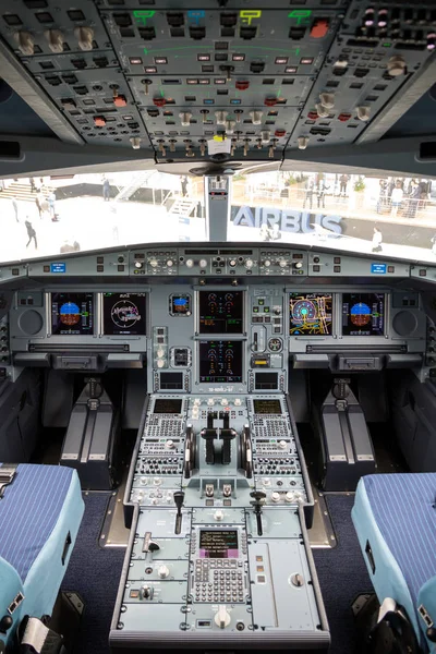 Cockpit Airbus A330neo avião de passageiros — Fotografia de Stock