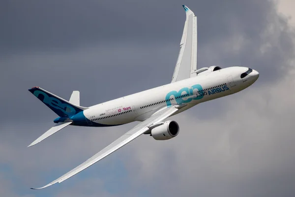 Airbus A330neo airliner plane — Stock Photo, Image